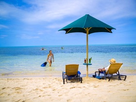 ビーチパラソルやチェアのレンタル(別料金)もあります