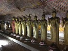 多くの仏像が寺院内に残されています。