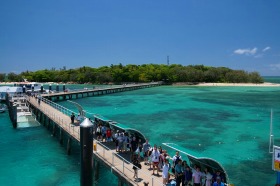 桟橋から見える透き通る美しい海