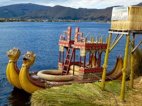 水生植物トトラで作られたウロス島伝統のボート。家も島もトトラでできています。