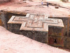 神秘の岩窟教会群！世界遺産ラリベラを訪問する1泊2日【アディスアベバ発/ 英語ガイド】